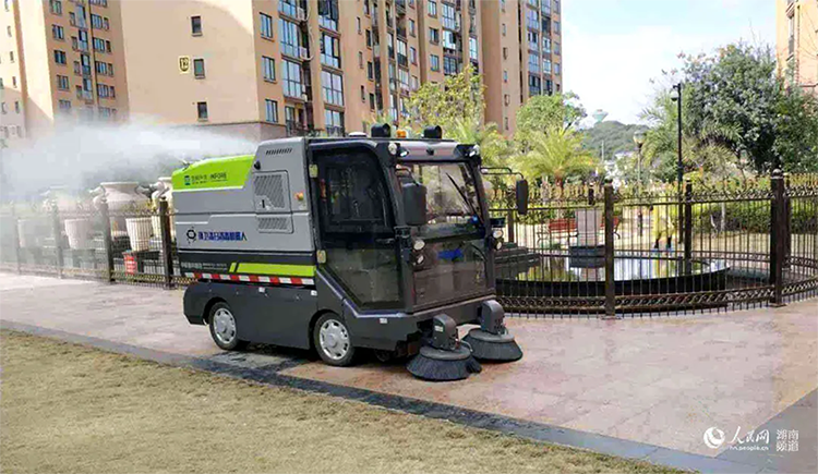 人民網(wǎng)報(bào)道：抗擊疫情，環(huán)衛(wèi)機(jī)器人顯身手